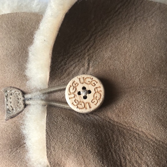 UGG Bailey Button Short Boots (Size: Big Kids 5) - Picture 14 of 17